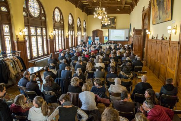 Assemblée dans le salon d’honneur de l’hôtel de ville