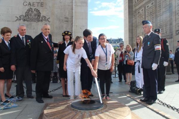 Les jeunes sportifs de Beynes Ravivent la Flamme à l’Arc de Triomphe (Yvelines)