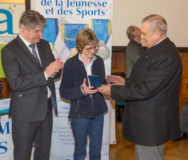 Remise de la plaquette fédérale Argent à Mme Brigitte NAEYE par le président DUROZOY