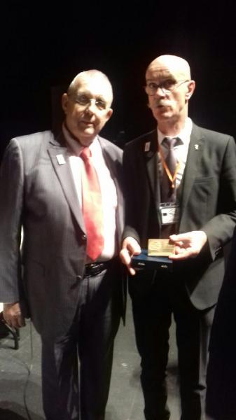 Remise de la plaquette fédérale lors de l'assemblée génrale (Dordogne)